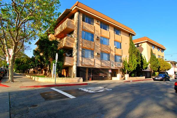 $2,350 / 1hab - 700ft2 - Romaine Apts-Piso de 1 hab. amplio con balcón y estacionamiento!! ¡LLAME AHORA! (West Hollywood)63869889062657120