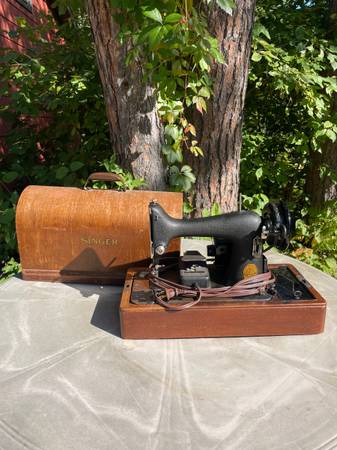 Vintage Singer Sewing Machine 1