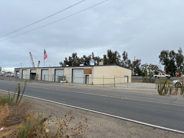 $2,060 / 1650ft2 - Light Industrial Space w/ Yard & Office (Manteca/Ripon)63970303529858120