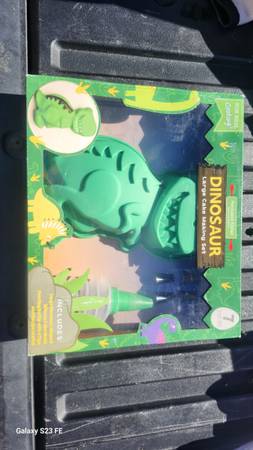 Handstand Kitchen Dinosaur Cake Making Set for real kitchen use. 1
