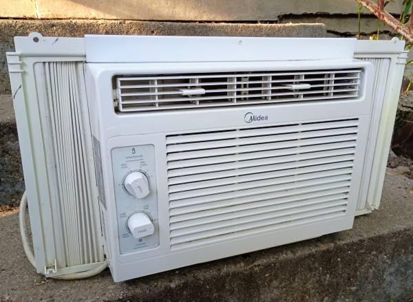 Nice Window Air-Conditioner by Midea - 5000 BTU - Works great! 1