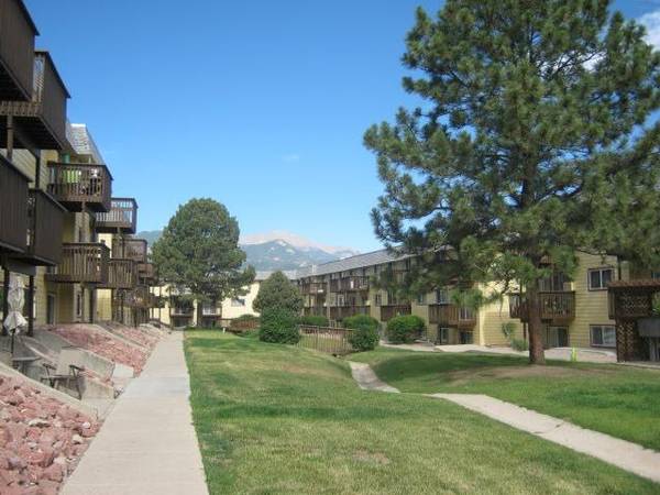 $948 / 1br - 580ft2 - Picnic Area, Online Payments, Washer Dryer Hookups in 3BR (Southwest Colorado Springs)63658145960193120