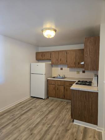 $1,895 / 1br - 700ft2 - North Weymouth King-sized Walk To Beach & Bus Out Front HT/HW Included63817562504067123