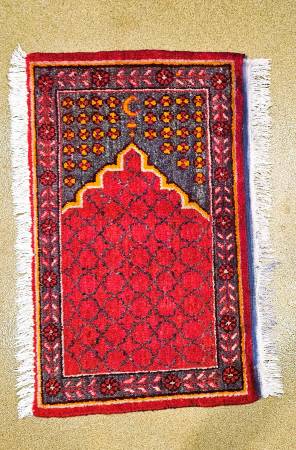 Unique Hand-Knotted Persian Kashgard Rug 1