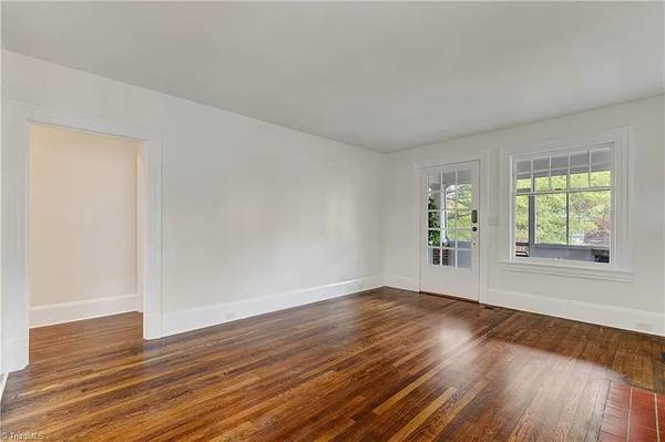 $1,900 / 3br - 2133ft2 - Bonus Rm + Detached Garage, 3BR/2BA Close to UNCG & Bestway (Greensboro // Steps Walk To The Corner & College Park Shops)64027444467587123