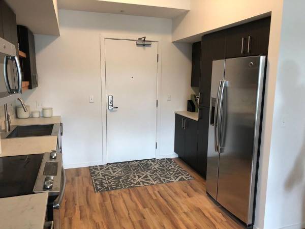 $1,715 / 1br - 612ft2 - Encimeras de cuarzo Polarstone con vetado personalizado (1885 NW Quimby St. Portland, OR 97209)63672671174403122