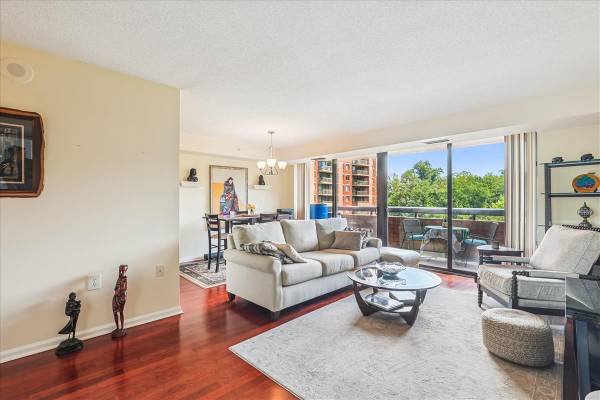 $408,500 / 2br - 1049ft2 - WONDERFUL 2BR/2BA Falls Church Luxury Condo - Great Views! (Falls Church)63822292364673120