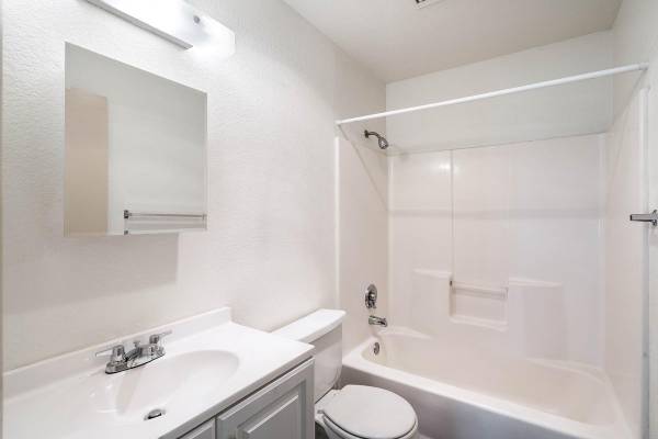 $1,500 / 2br - 900ft2 - Walkable 2 BR-Assigned Parking & Fully Equipped Kitchen! (Downtown Gresham)63831753228163120