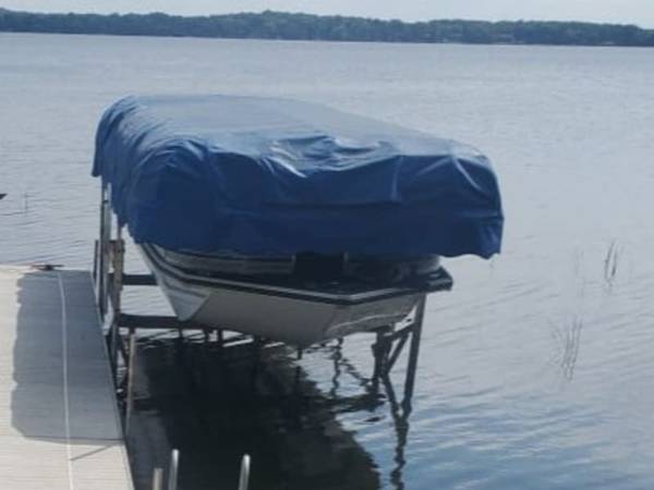 Shore Master 3600 lb capacity cantilever Boat lift 1