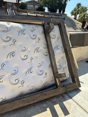 Cama Queen gratuita (Desert Hot Springs, CA)63439138227713123