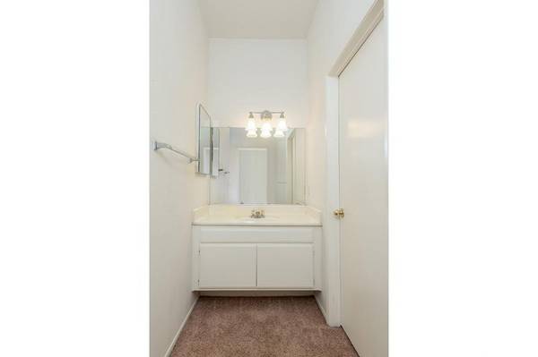 $2,629 / 2br - 1012ft2 - 2 BD, Vaulted Ceilings, in Santa Clarita CA (Santa Clarita)63869889501955122