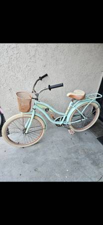 $40 (delivery $10) I HAVE A KIDS BEACH CRUISER BIKE. GOOD CON 1