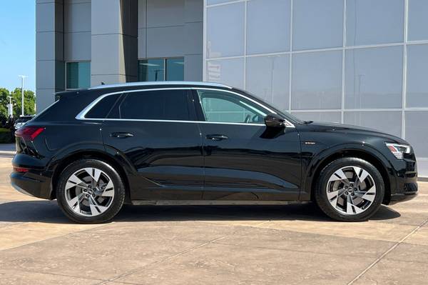 2022 Audi etron suv Black Metallic - $31,800 (_Audi _ _ etron _)63487845755393121