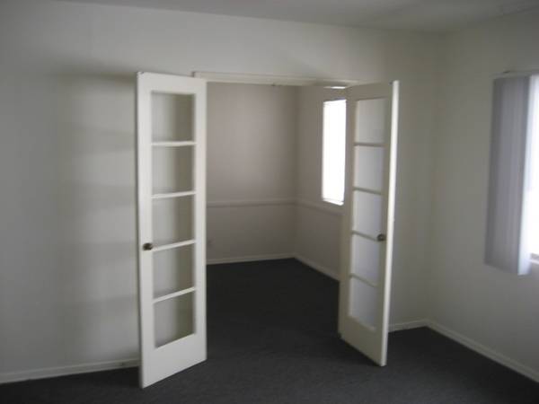 $1,895 *************Westwood Village Upper Studio *************************** (530 Glenrock Ave.)64035740562563121