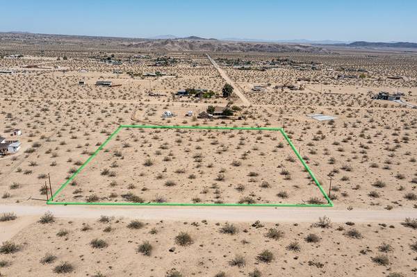 $34,822 / 108900ft2 - ¡El vendedor puede financiar! 2.5 Acres con camino, electricidad y agua en la calle (Joshua Tree)63668321147905124