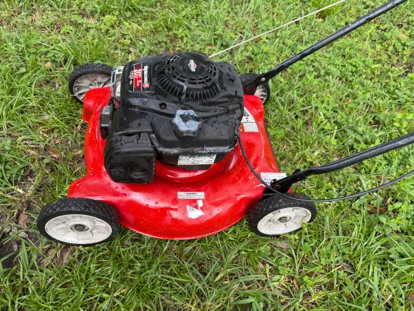 Lawn mower MTD easy to push start right up very good condition - $135 (Hollywood)63443999698817122