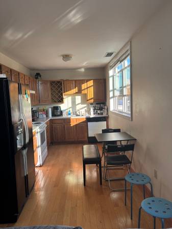 $1,100 / 3br - 1 Room in 3bed/ 2 ba near Davis/ Porter (Somerville)63828337531523120