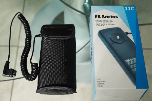JJC & YONGNUO  EXTERNAL FLASH BATTERY PACK-PORTABLE HOT SHOE SPEEDLITE 1