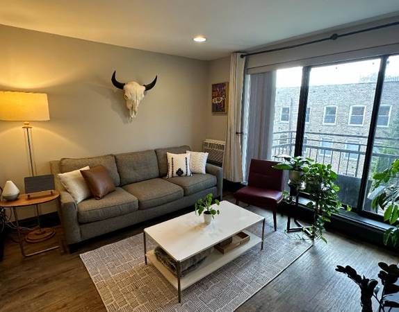 $2,400 / 1br - GUT REHAB! LAUNDRY IN UNIT! (Lincoln Park)63898599444739121