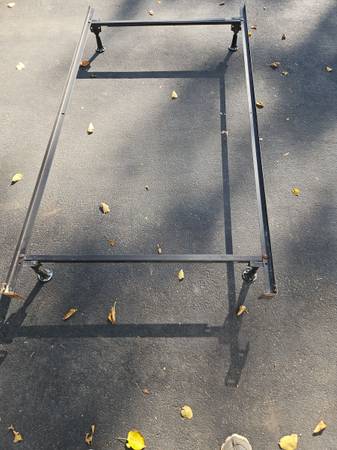 METAL BED FRAME TWIN, FULL, QUEEN) PRE OWNED NO WHEELS  WITH MIDDLE SUPPORT 1