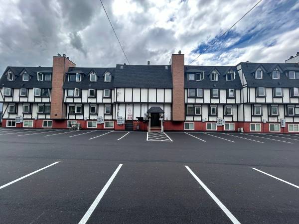 $1,390 / 2br - 900ft2 - Refrigerator, Off Street Parking, Dishwasher (303 E 15th Ave, Anchorage, AK)64014174286211120