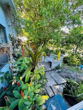$900 / 1br - BEAUTIFULLY UPGRADED LARGE EFFICIENCY ON A LAKE WITH A SPARKLING POOL (Hollywood)64051004748161121