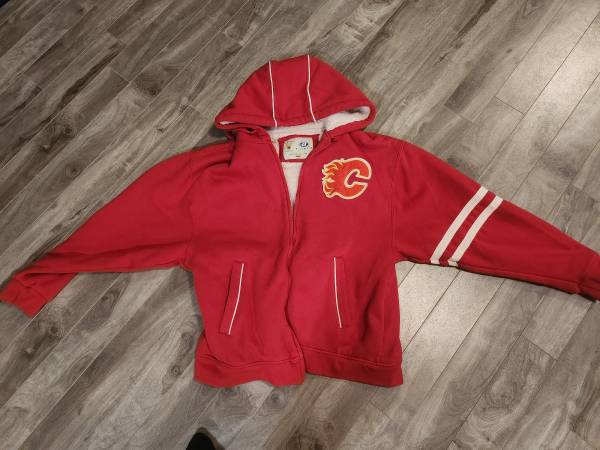 Vintage Calgary Flames Women’s Sweater (Med) 1