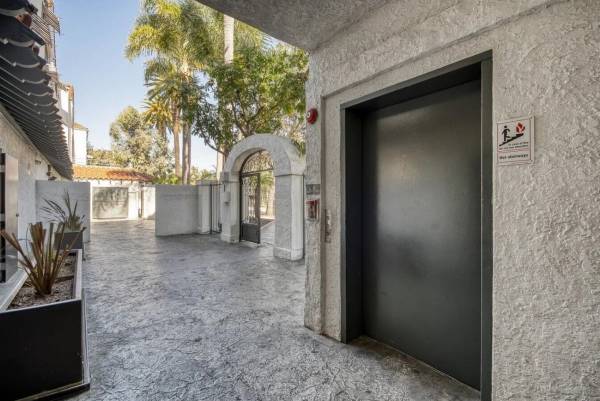 $2,050 / 1br - Carport, Courtyard, Vinyl Flooring (Santa ana)63818728193539120