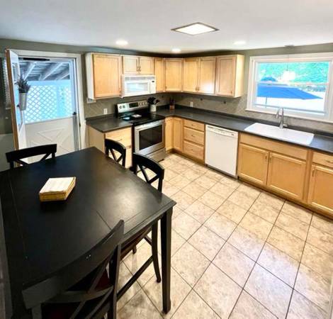 $2,000 / 2br - 1548ft2 - UNA MARAVILLOSA CASA (Bedford)63656161398657122