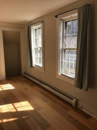 $1,050 / 1br - Charming 2 story, 1 BDRM 1 BA apartment close to town (Brattleboro)63784639331843121