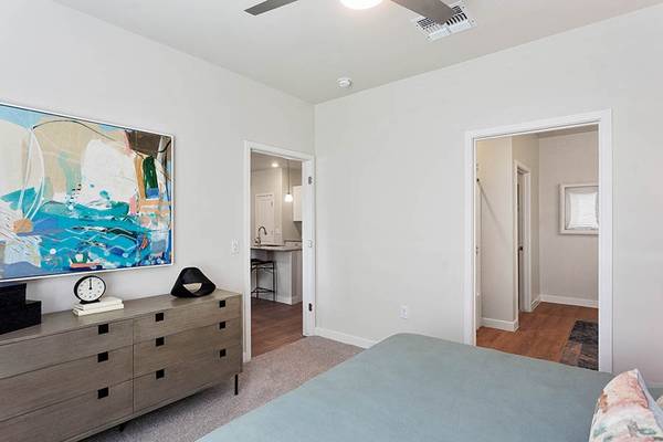 $1,387 / 1br - 793ft2 - Gourmet Chef Kitchen, Elegant Hardwood-Style Flooring, Dual Vanities (7601 W Glendale Ave, Glendale, AZ)64024820736386123