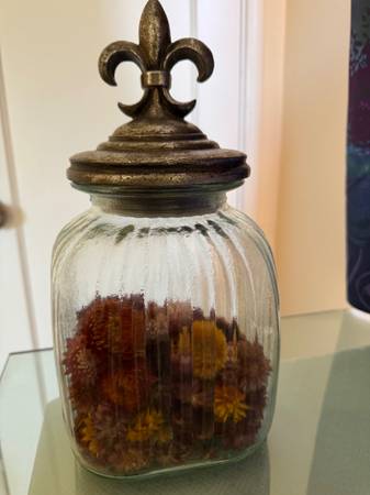 Glass jar with metal lid 1