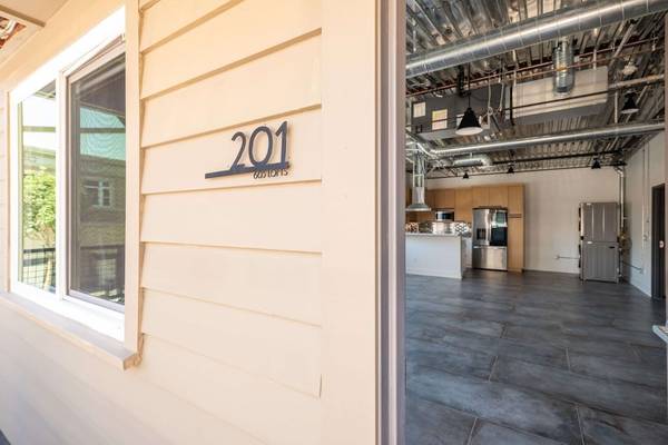 $2,975 / 2br - 2/BD, Convenient designated parking, Situated in San Pedro! (605 S Pacific Ave, San Pedro, CA)63857623873923122