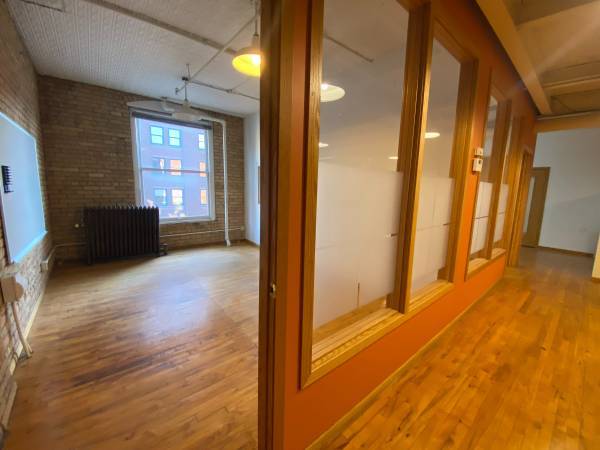 $1,700 / 1200ft2 - Executive suite for two. (warehouse district)64048421964546123