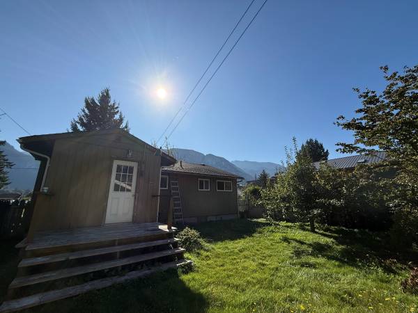 3-Bedroom – Downtown Squamish – Fenced Yard 2