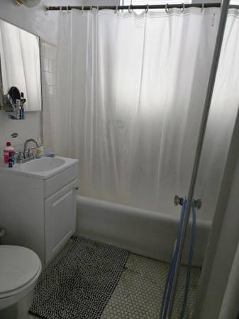 $300 / 6br - Looking for roommate (Argyle uptown)64041644639617122