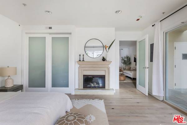 $2,000 / 1br - 716ft2 - Turnkey Brentwood-adjacent 1BR/1BA condo with private oversized patio (Los Angeles)63998005175682124