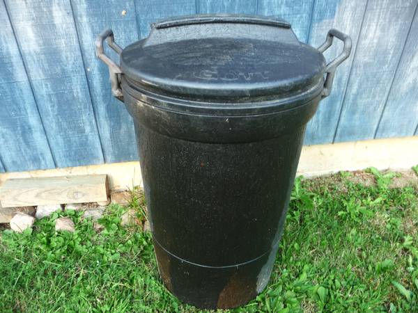 RUBBERMAID 32 GALLON TRASH CAN 1