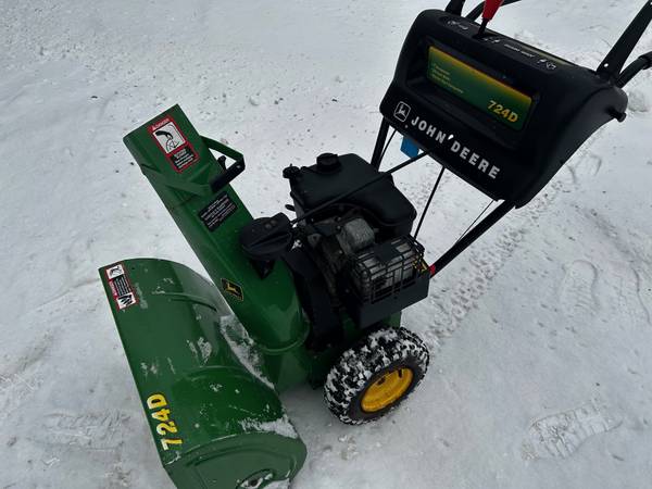 John Deere 724D Snowblower with Electric Start 1