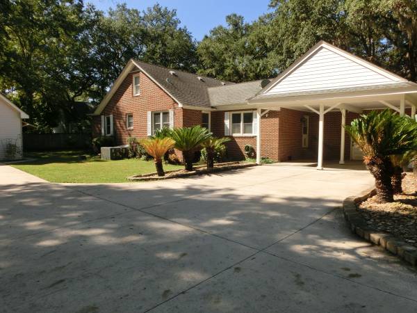 $560,000 / 3br - 2040ft2 - Charming Brick Home on Half-Acre Fenced Oasis w/ Potential ADU/Studio (West Ashley)64016108974722122