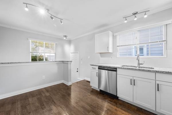 $1,800 / 3br - Hazel Park- Stunning 3 Bedroom 1 Bath Home Available Now! (Hazel Park)63937876627971124