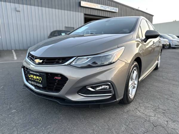 2017 *Chevrolet* *Cruze *LT Auto 4puerta Hatchback* Gris - $8,995 (Urban Motors)63619458547331123