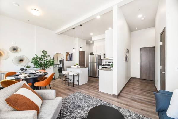 $1,635 / 513ft2 - Impeccable Studio/1 BA with Private Balcony & Garage Parking (Tacoma)64031310361731121
