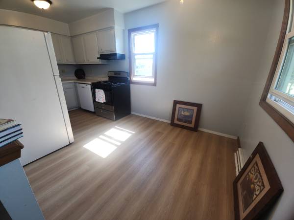 $895 / 2br - 875ft2 - Renovated & Secure 2-Bedroom Upper Apartment! 1860 Evans St. (Oshkosh)63845966566147124