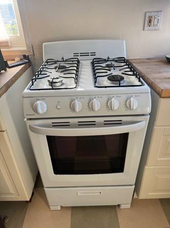 Gas Range Stove Oven 24” excellent condition 1