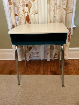 School desk 1