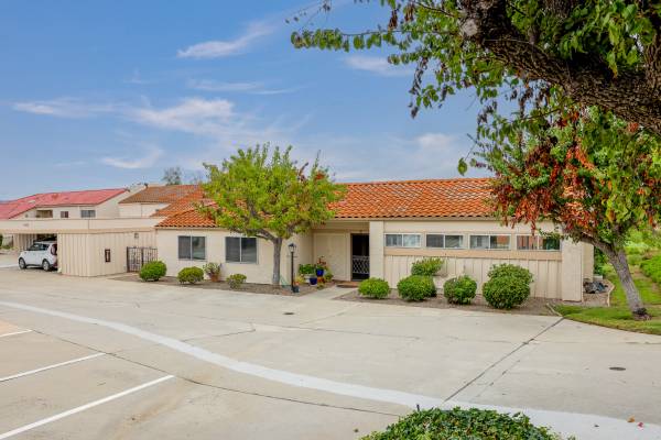 $698,000 / 2br - 1431ft2 - Beautiful Golf Course View Condo--55+ Oaks North-- $698,000 (Rancho Bernardo)64037387628163122