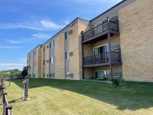 $825 / 2br - 650ft2 - 2 BD, in Minot ND, Lawn Care and Snow Removal (505 Park Street, Minot, ND)63995824262531124