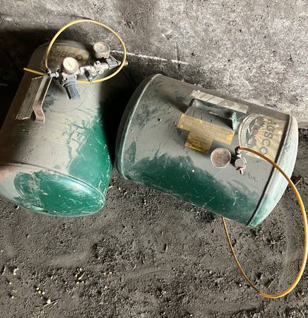 Pair of portable air tanks 1