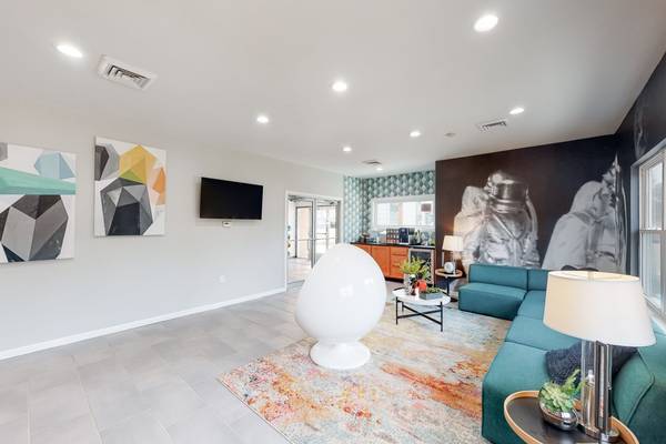 SPACIOUS 2BD/2BR--LUXURY FINISHES--4 MINS FROM PGH AIRPORT! 1